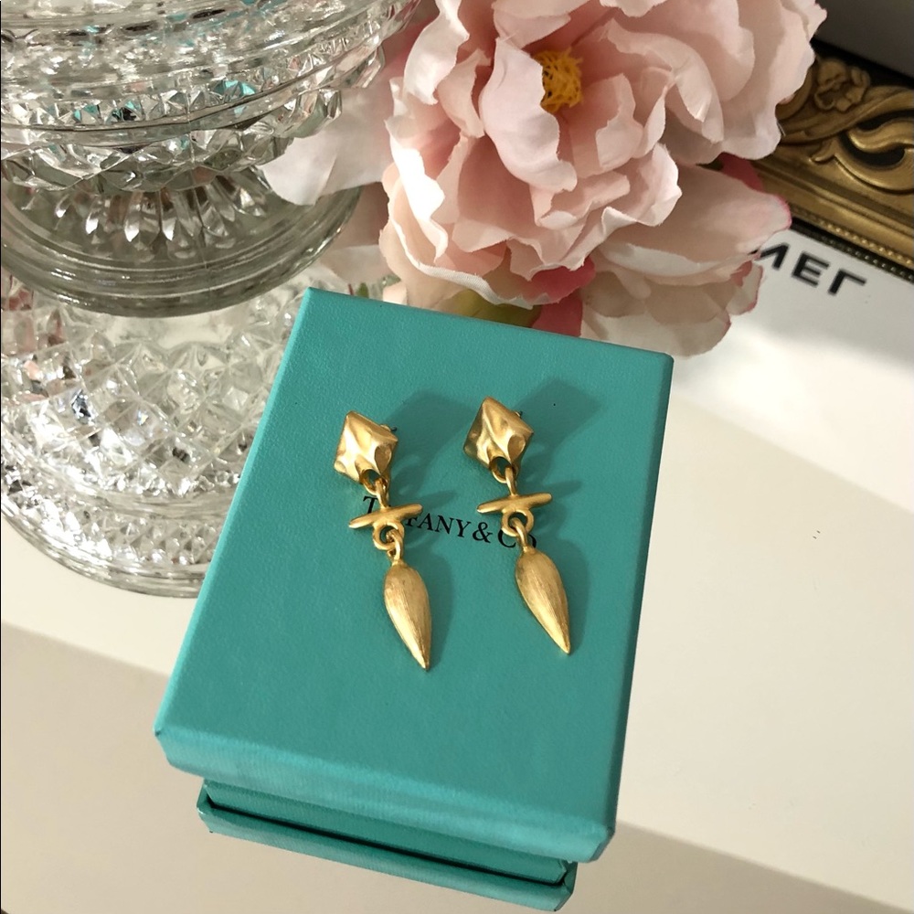 Beautiful Vintage JS Gold Toned Drop Earrings